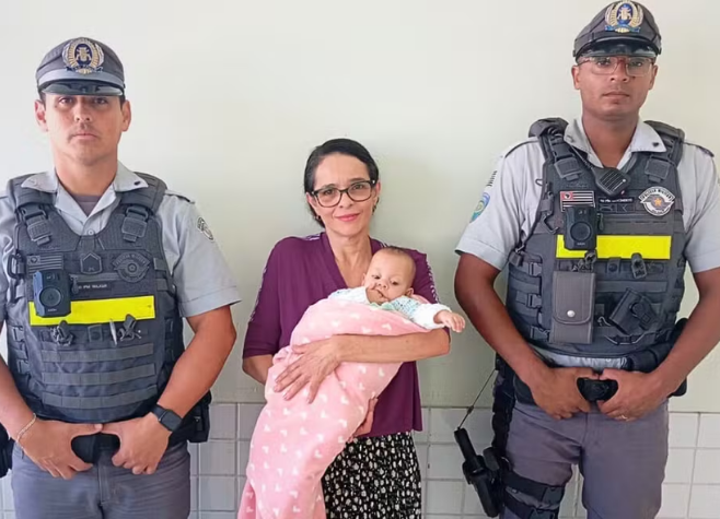 Bebê de sete meses voltou a respirar após ser socorrida por policiais no litoral de São Paulo