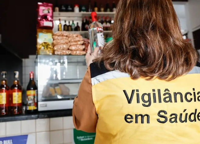 Força-tarefa apreende mais de 100 garrafas de bebida sem procedência em SP após mortes por metanol