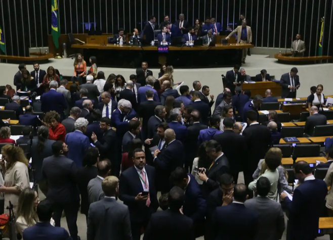Câmara aprova isenção do Imposto de Renda para quem recebe até R$ 5 mil mensais