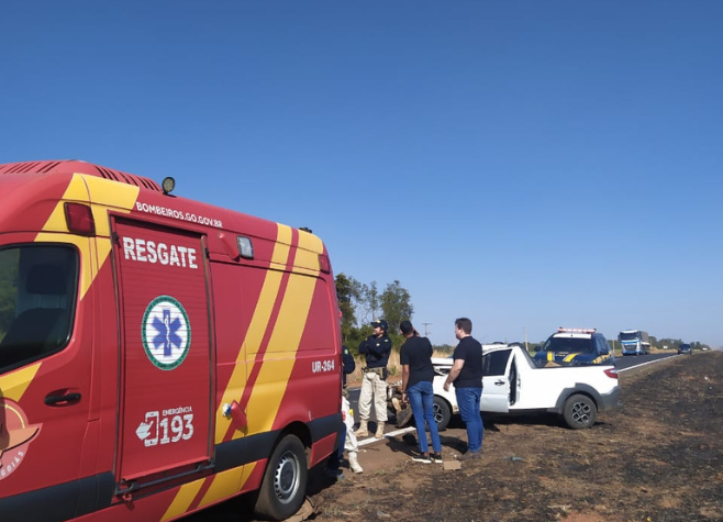 Corpo de Bombeiros atende capotamento na BR-060, em Rio Verde 