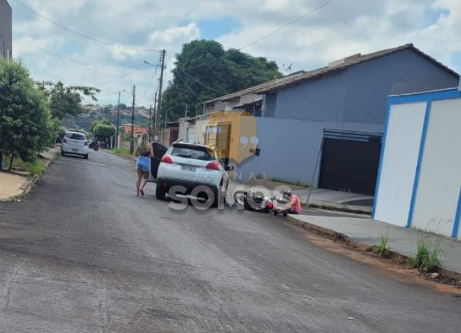 Acidente envolvendo carro x moto deixa vítima ferida, no Jardim Mondale