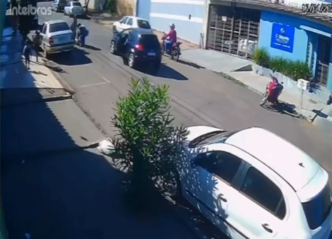 Criança de 04 anos é atropelada em Anápolis enquanto brincava na rua: vídeo mostra o momento do incidente