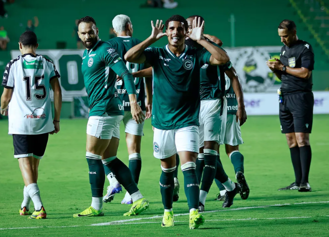 Goiás goleia Rio Branco na estreia da Copa Verde e avança para as quartas de finais 