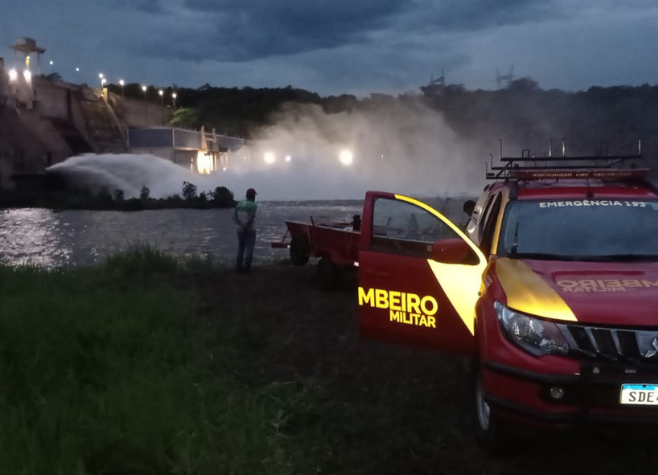 Corpo de Bombeiros resgata vítima de afogamento no Rio Claro, em Cachoeira Alta