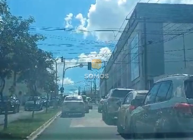 Moradores de Rio Verde enfrentam transtornos no trânsito devido a semáforos inoperantes no Centro