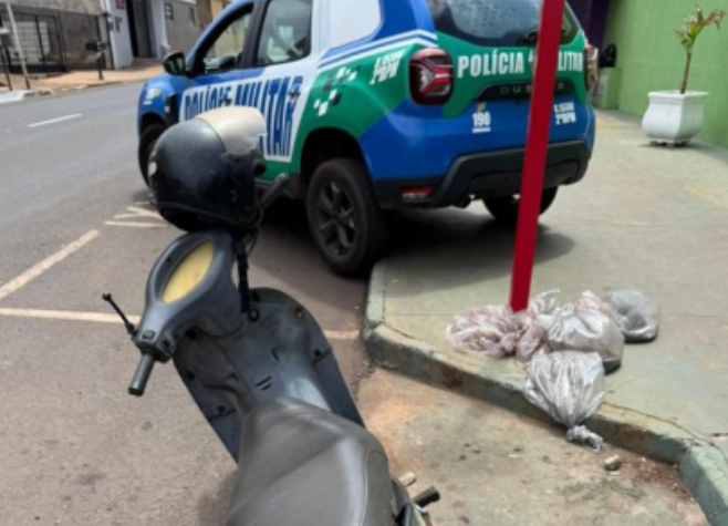 Colisão entre carro e moto deixa uma pessoa ferida na Rua Osório Coelho de Moraes, em Rio Verde