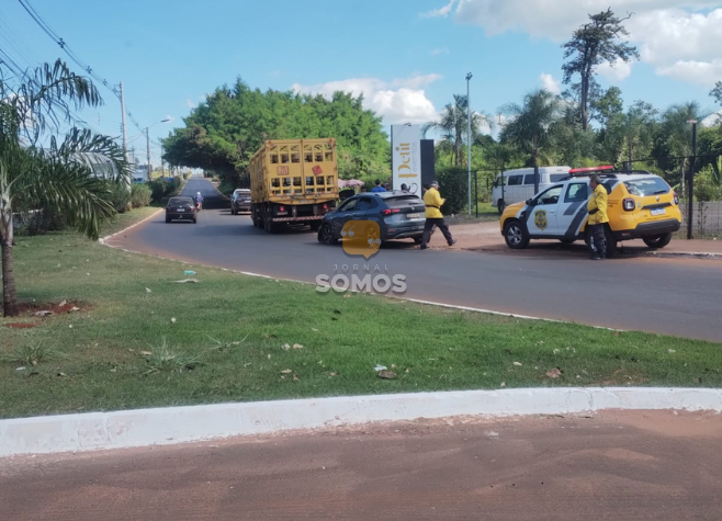 Carro de passeio e caminhão carregado de gás se envolvem em colisão, no Bairro Laranjeiras