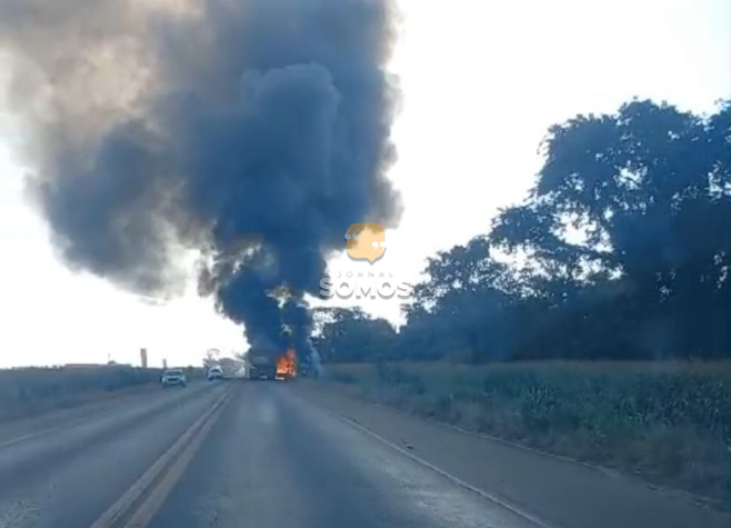 Carreta pega fogo na BR-452 e fica com a cabine completamente destruída 