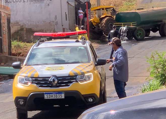 Trator com tanque d'água perde controle em subida e interdita rua do Canaã, em Rio Verde