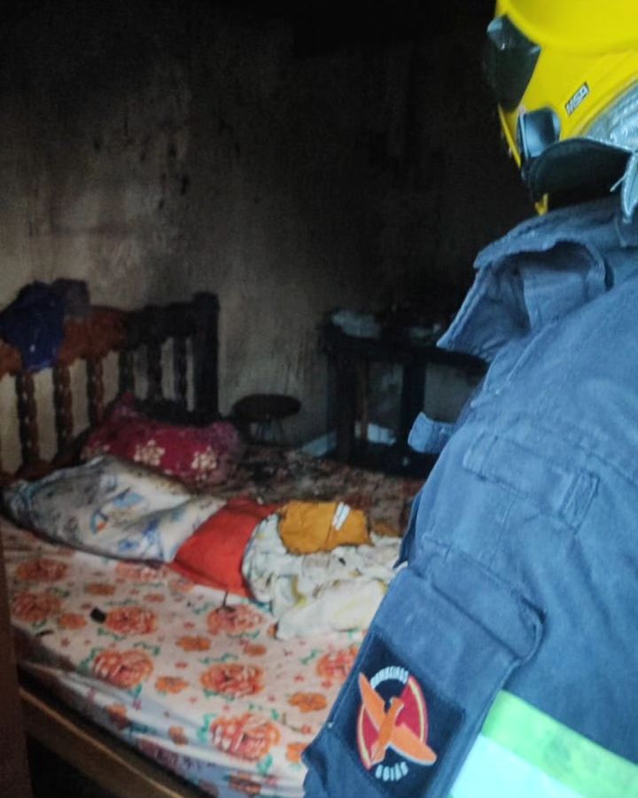 Carregador de celular causa incêndio em residência na cidade de Jataí-GO