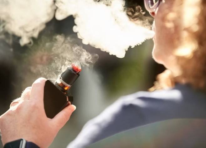 Substância semelhante à anfetamina é encontrada em vapes, diz estudo brasileiro