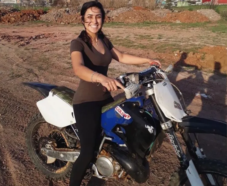 Artista circense de 25 anos morre durante manobra de salto com moto