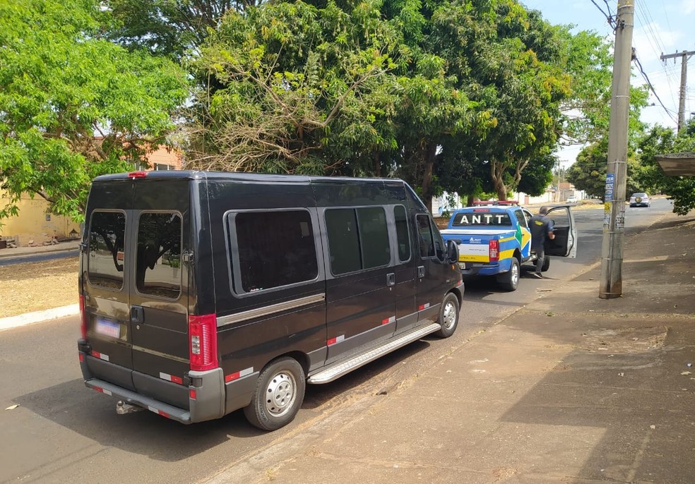 Van é apreendida por transporte clandestino de passageiros em Uberlândia