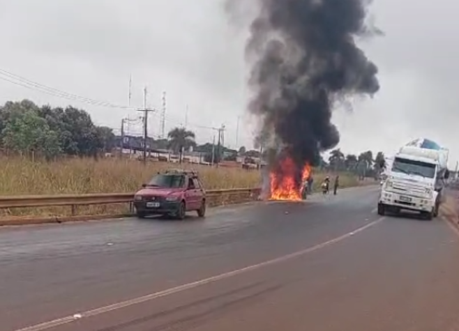 Veículo de passeio em chamas próximo á posto da BR-452, em Rio Verde
