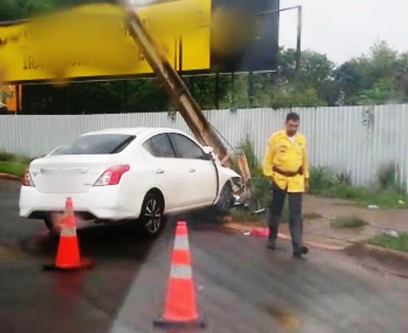 Veículo perde controle na Avenida Paulo Roberto Cunha e bate em poste