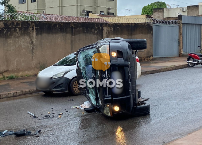 Veículos se colidem em rua do Bairro Odília, em Rio Verde; não há feridos