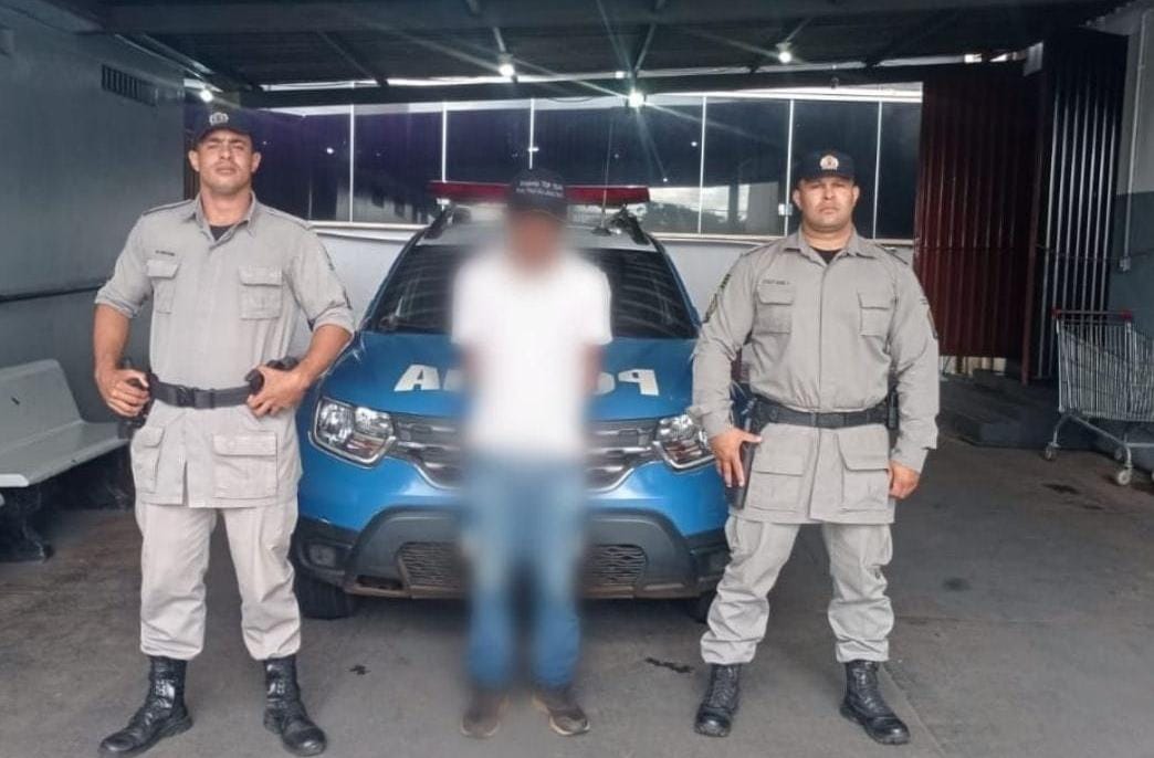 Vitima localiza suposto autor de furto em residência e PM efetua a prisão 