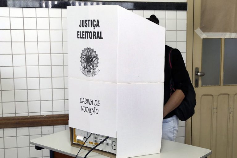 Votação paralela em cédulas de papel no dia da eleição é proposta pelas Forças Armadas