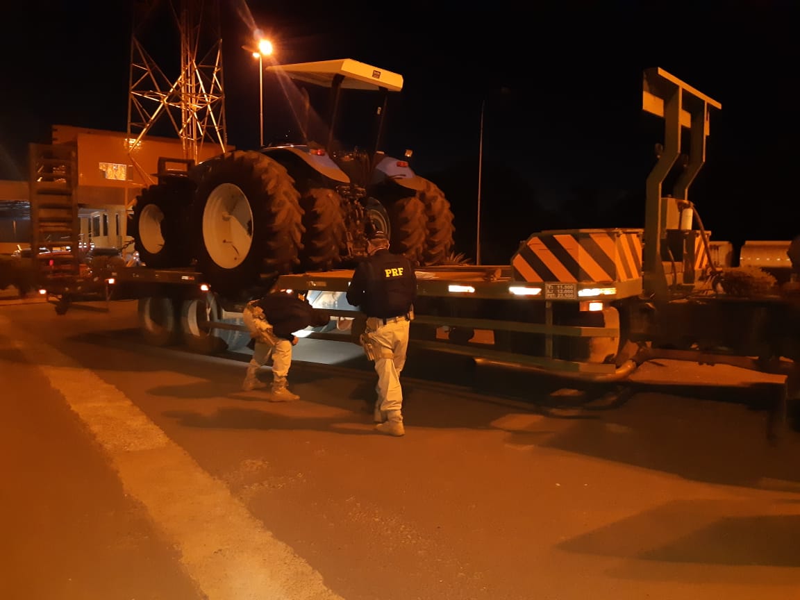 PRF apreende veículo flagrado com largura excedente na BR-060 em Rio Verde