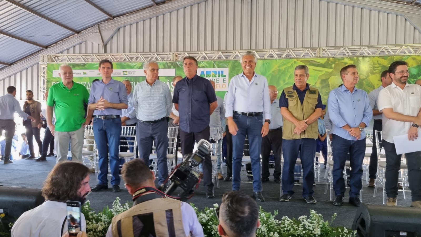 Presidente Bolsonaro entrega títulos de terras para goianos em Rio Verde
