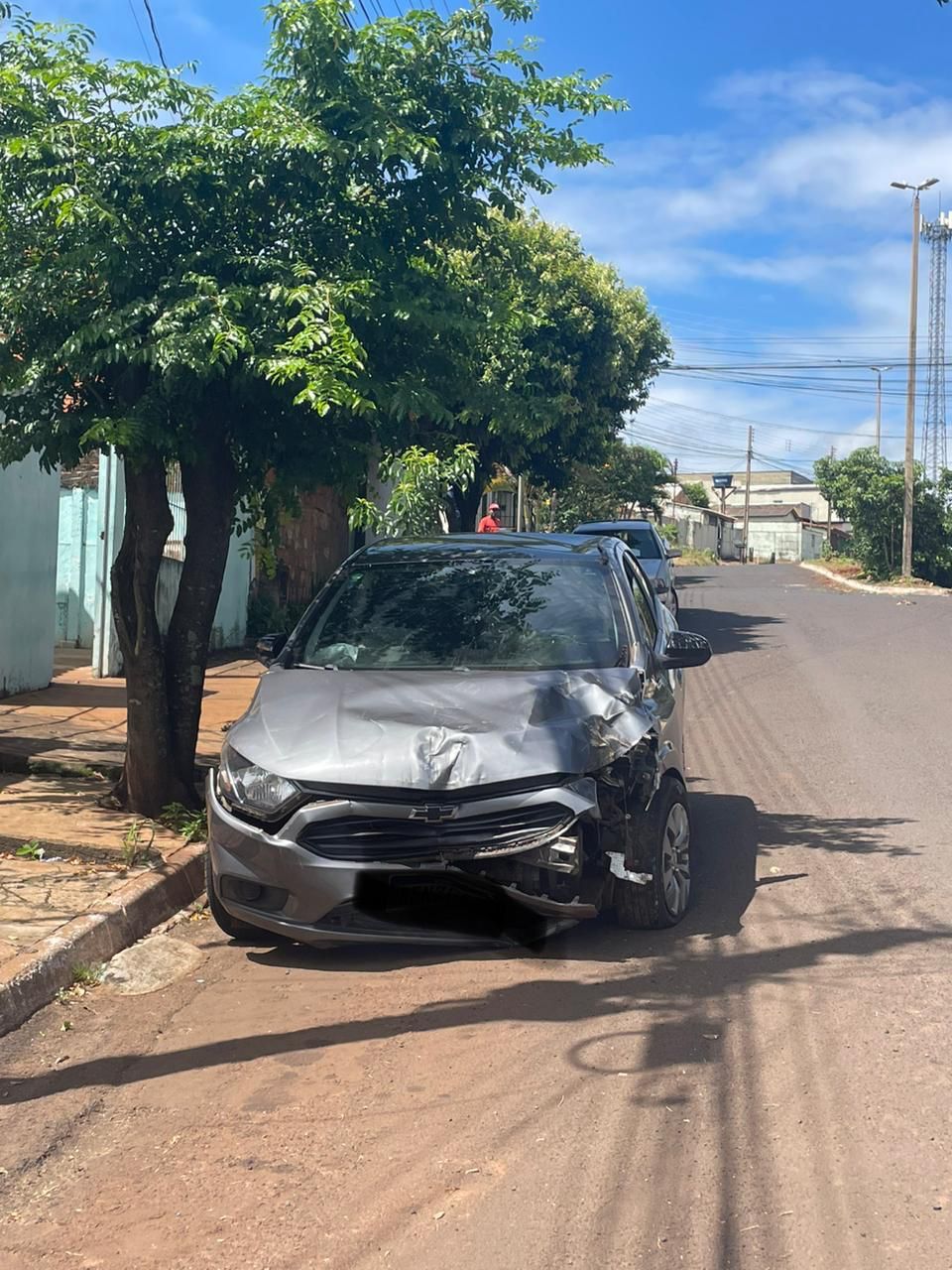 Carro bate em árvore na Vila Borges