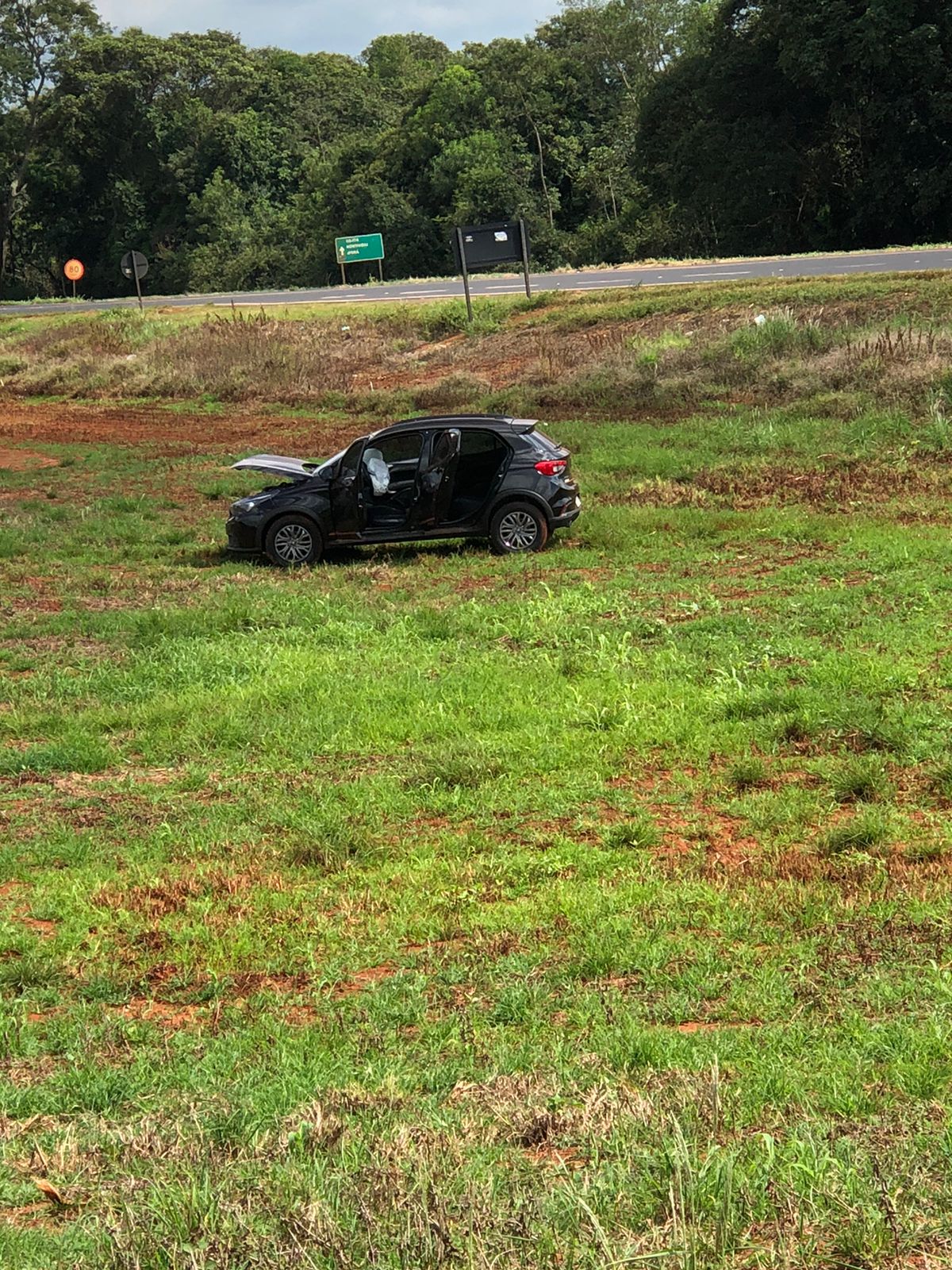 Carro e moto colidem em anel viário próximo à Tecnoshow Comigo