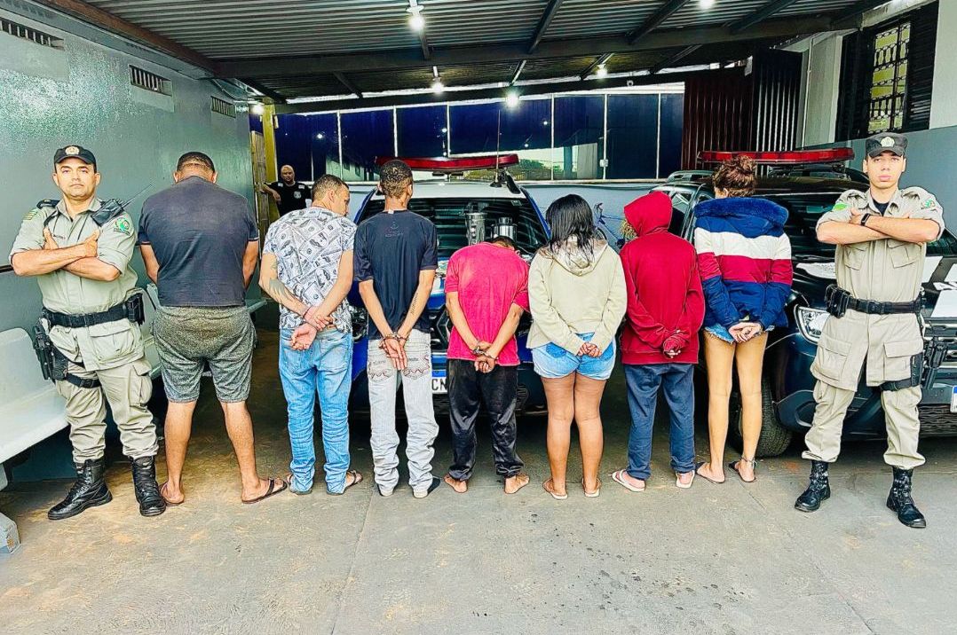 PM prende sete pessoas suspeitas de fazerem parte de uma grande quadrilha de tráfico de drogas em Rio Verde