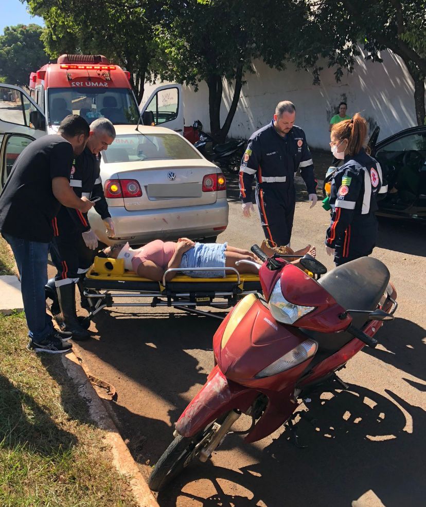 Acidente entre carro e moto na Alameda Barrinha deixa mulher ferida 
