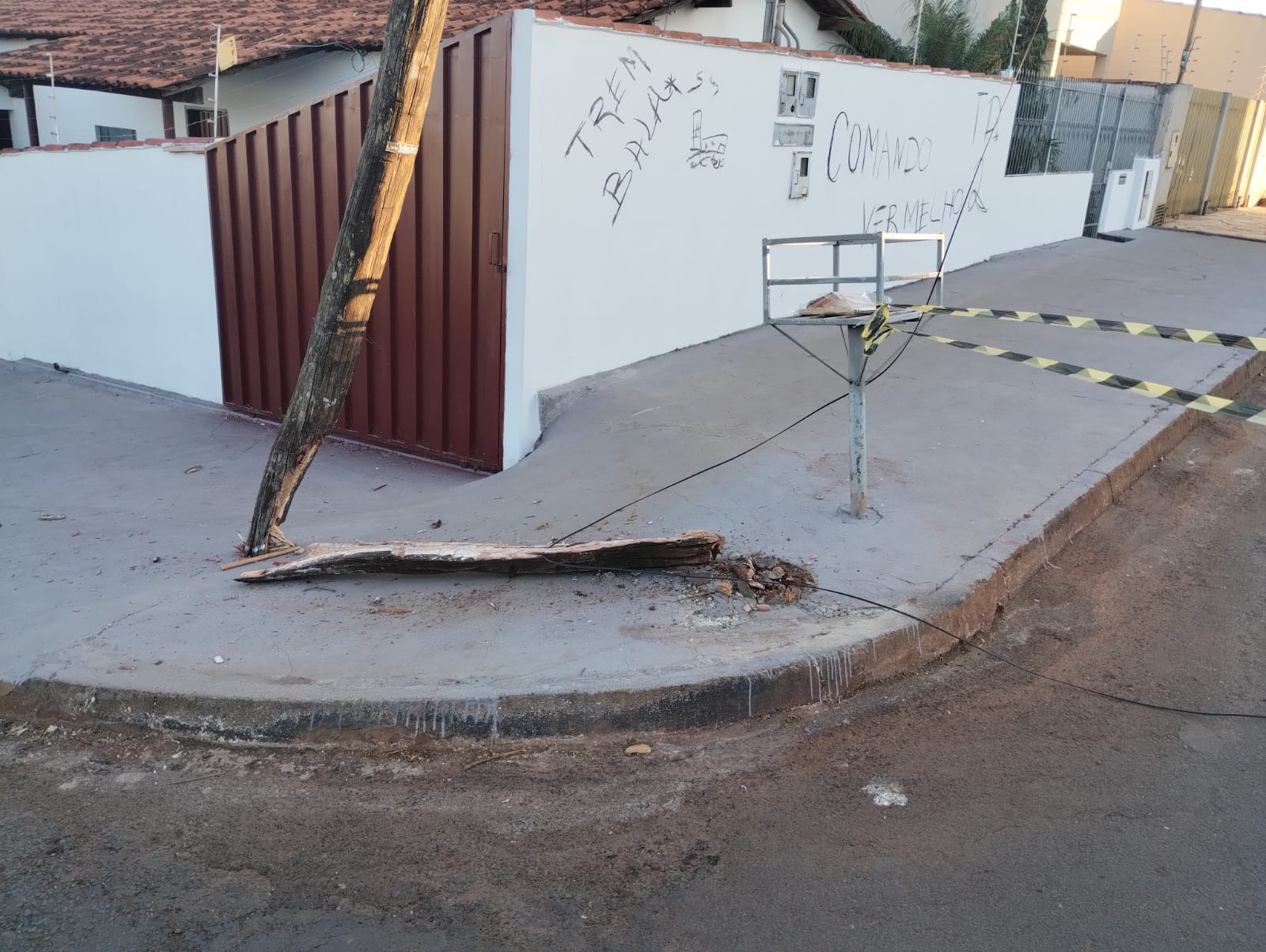 Rua fica interditada após caminhão danificar poste de energia em Rio Verde
