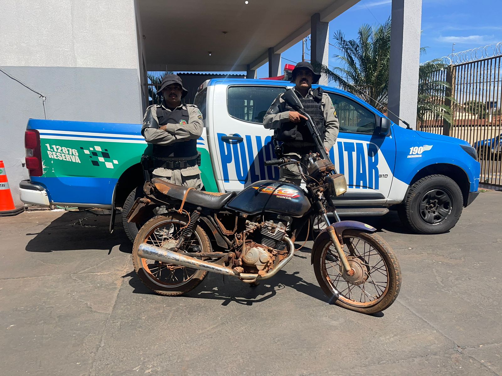 Fuga na zona rural: Moto suspeita é abandonada e apreendida