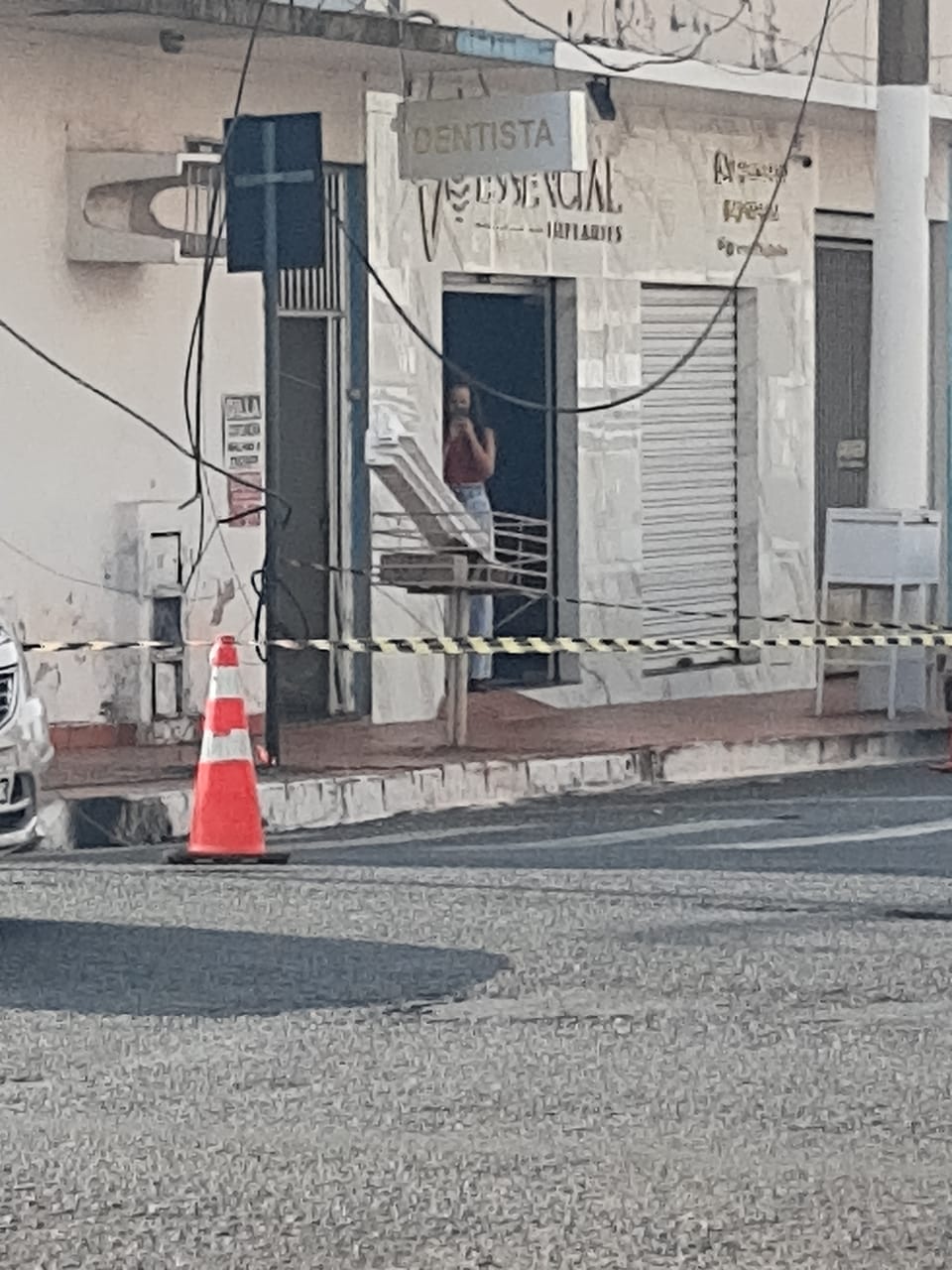 Mulher fica ferida com rompimento de fio na Rua Augusta Bastos nesta manhã (14)