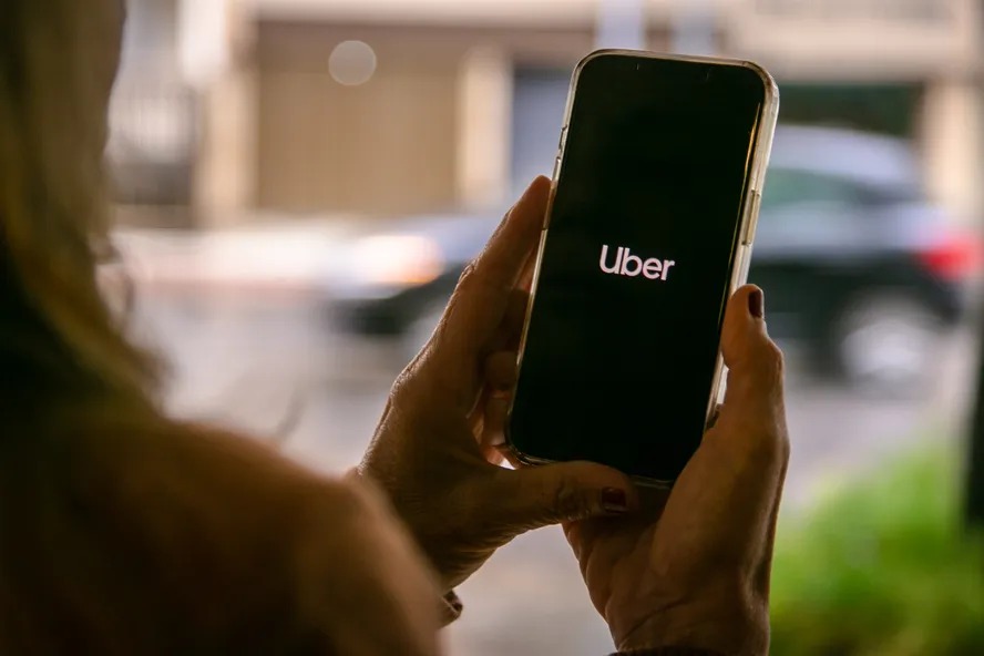 Uber é condenada a contratar todos os motoristas e caso não cumpra pode ser multada em R$ 10 mil diariamente 