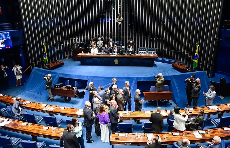 Coluna Cairo Santos: REELEIÇÃO PARA CARGOS NO EXECUTIVO E MANDATO FIXO PARA MINISTROS DO SUPREMO: VOCÊ É CONTRA OU A FAVOR?