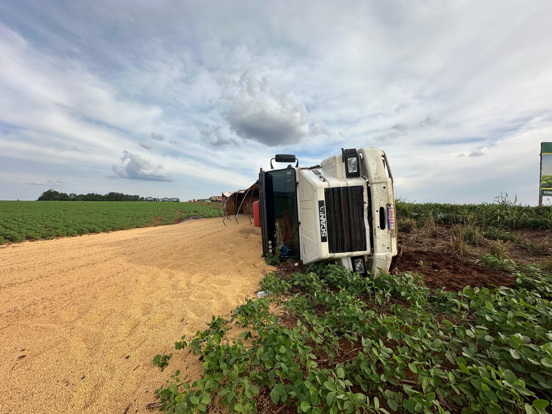 Caminhão transportando cerca de 30 mil quilos de soja tomba na GO-174 sentido a Montividiu