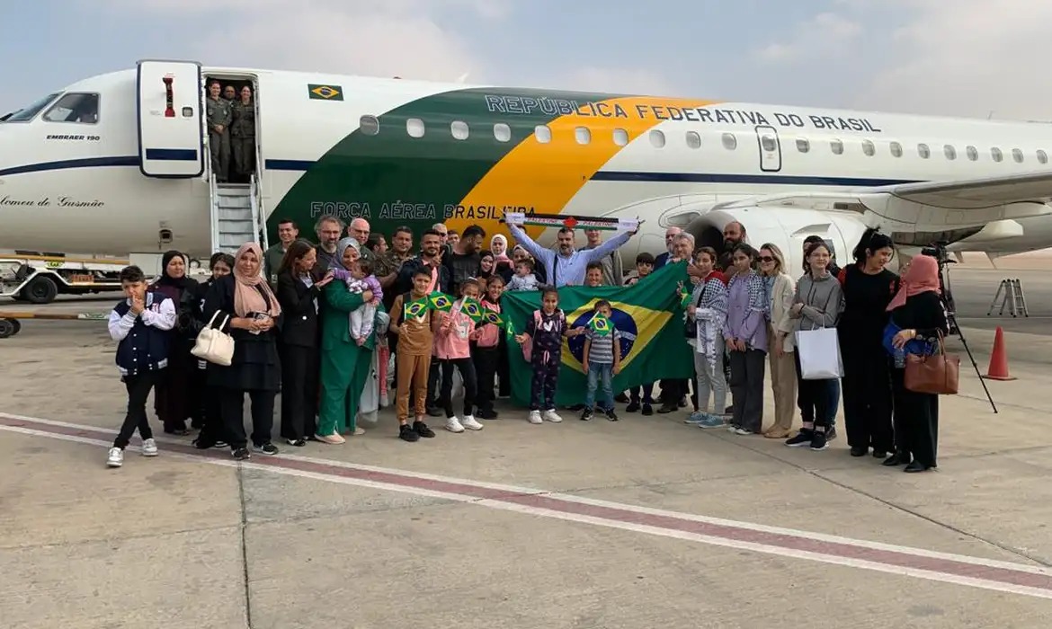 32 brasileiros repatriados de Gaza já estão a caminho do Brasil 