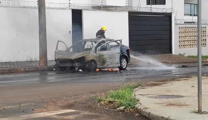 Carro pega fogo no Solar do Agreste em Rio Verde