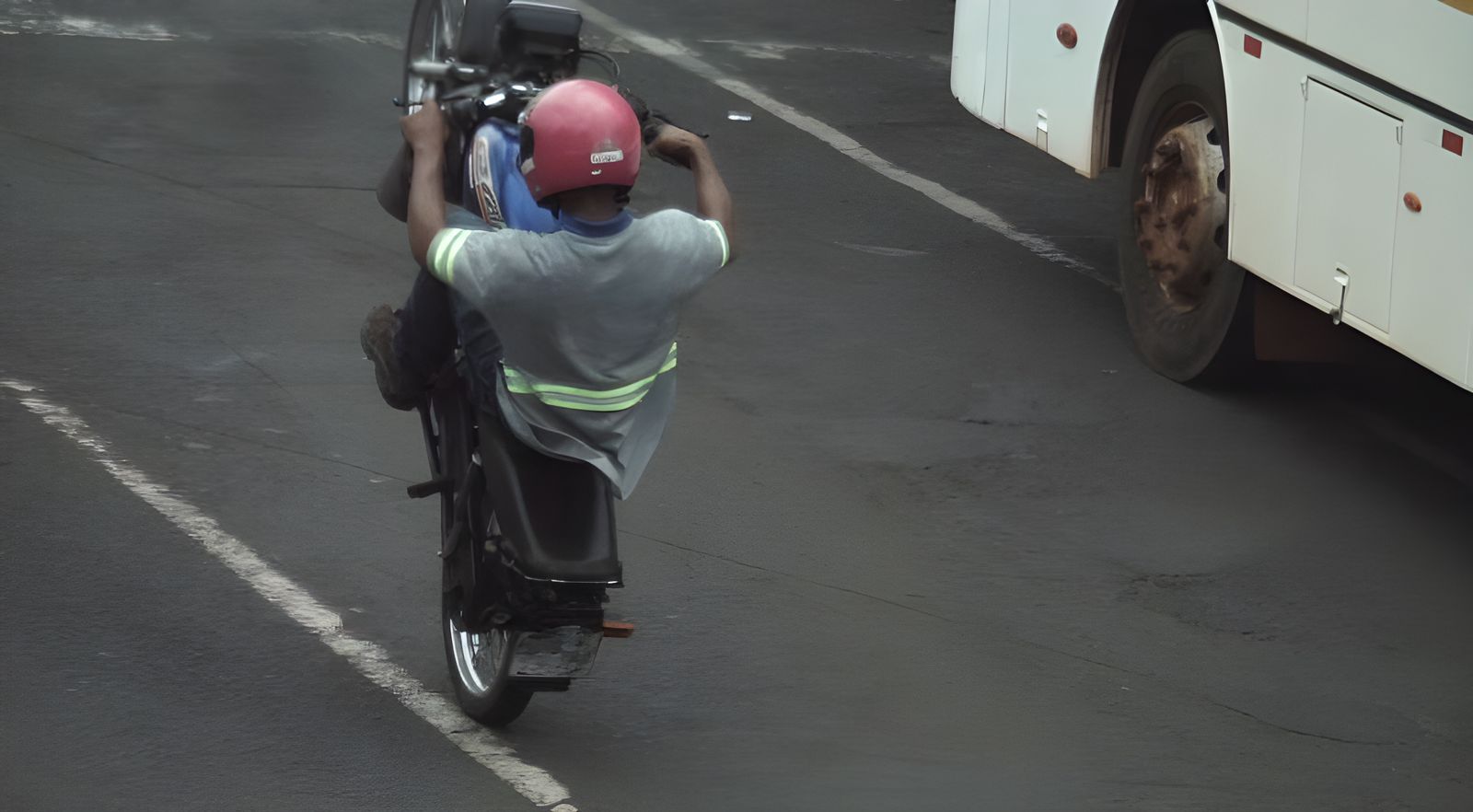  Motociclista que fugiu de bloqueio policial 'empinando' moto é localizado pela GCM e AMT 