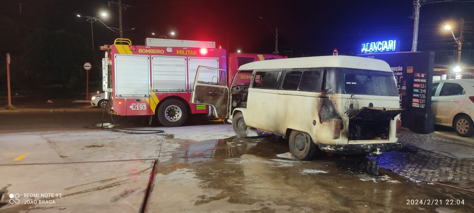 Kombi pega fogo em posto de combustível de Rio Verde após motorista dar partida