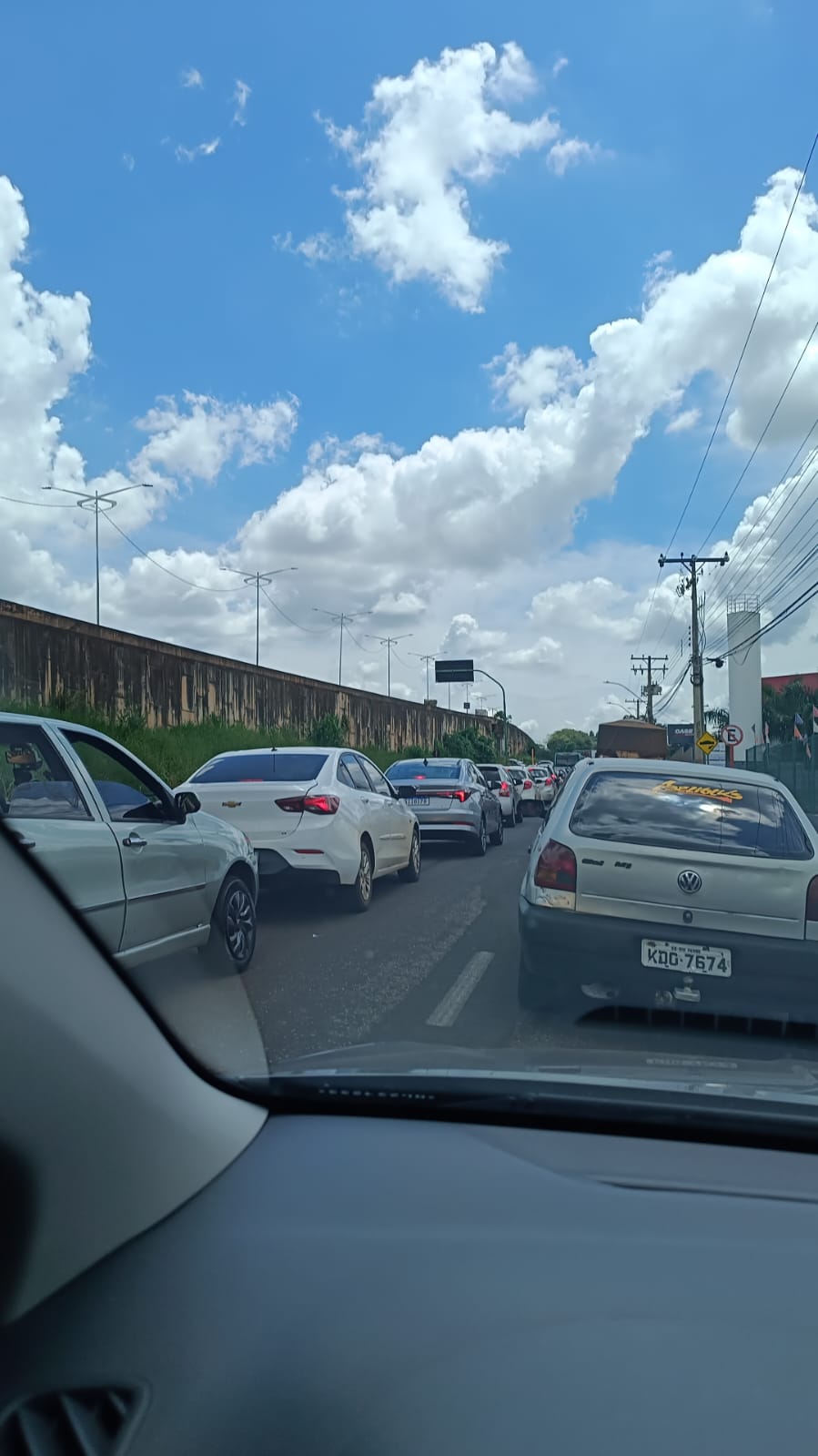 Trânsito congestionado próximo aos atacadistas, devido ao túnel da Promissão fechado e obras no Gameleira, em Rio Verde