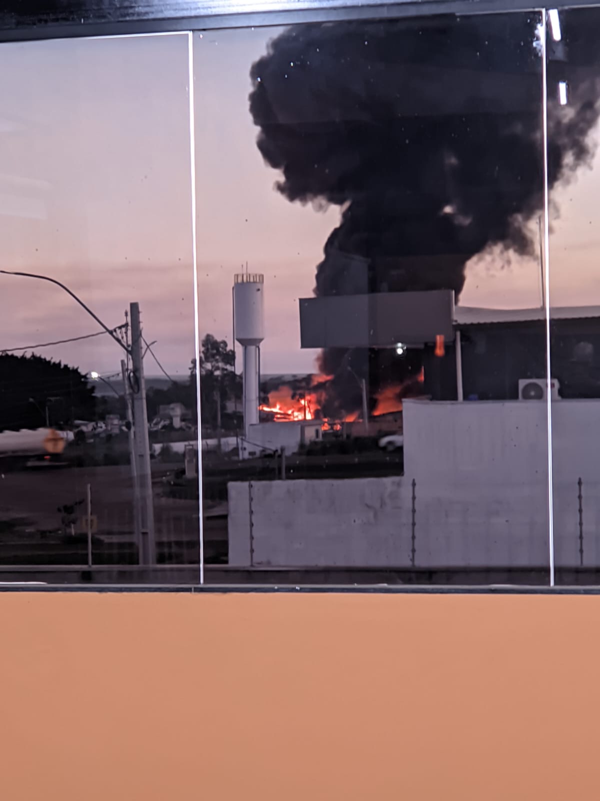 Bombeiros controlam incêndio em armazém de reciclagem neste momento, em Montividiu