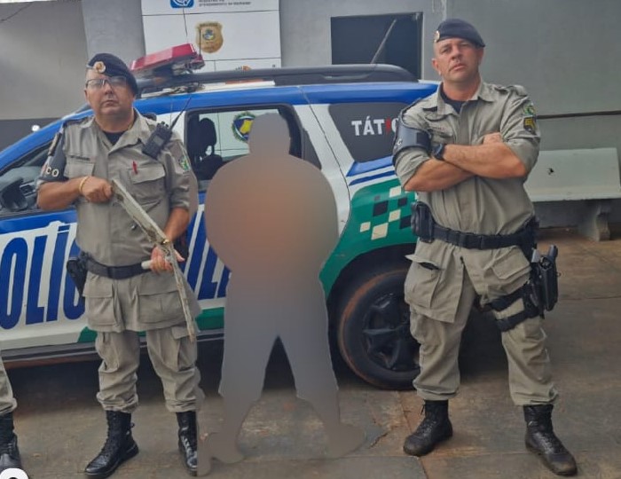 Homem posa com arma artesanal nas redes sociais e é preso horas depois no bairro Nilson Veloso