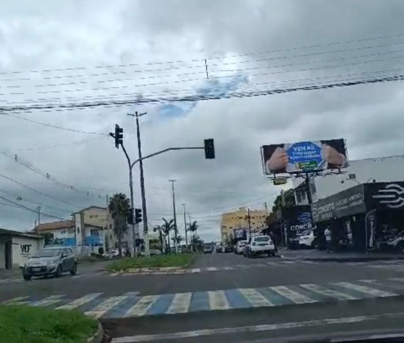 Após forte chuva, populares reclamam de falta de energia e de semáforos que não estão funcionando, em Rio Verde