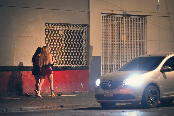 EM RIO VERDE, HOMEM CONFUNDE TRAVESTI COM MULHER E FICA SEM CELULAR