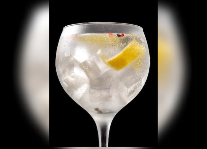 Jovem relata cegueira temporária após beber gin com metanol; amigo segue em coma