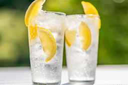 Água com gás faz bem? Especialistas explicam benefícios e quando evitar a bebida