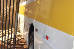 Ônibus escolar desgovernado quase atinge homem e bate em veículos em Rio Verde