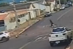 Adolescente sofre ferimentos graves após colisão entre bicicleta e carro em Jataí