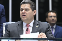 Alcolumbre articula perdão a Jair Bolsonaro em troca de apoio da direita para presidir o Senado