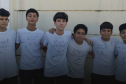 Amigos de Miguel, neto do prefeito de Itumbiara prestam homenagens durante o velório