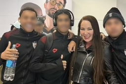 Atlético-GO dispensa seis jogadores da base após foto polêmica com atriz pornô